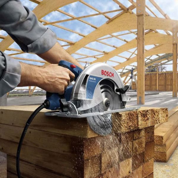 Serra circular GKS 235 bosch em acao madeira