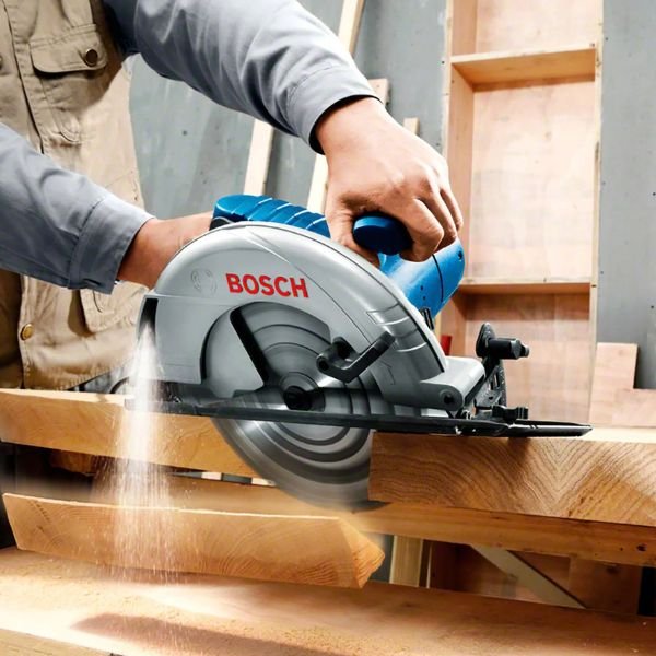 Serra circular GKS 235 bosch em acao madeira