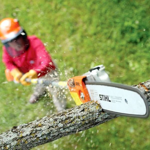 motopoda-combustão-75-stihl-solutio-locacao-cortando-galho-arvore-grande