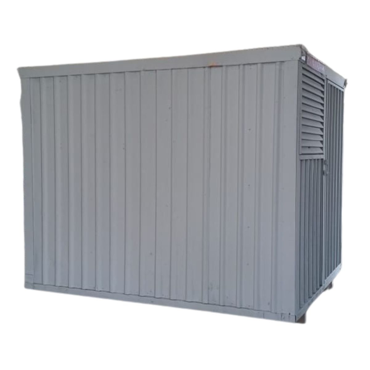 Container habitacional com pintura branca, instalado em canteiro de obras pela Solutio Locação de Equipamentos