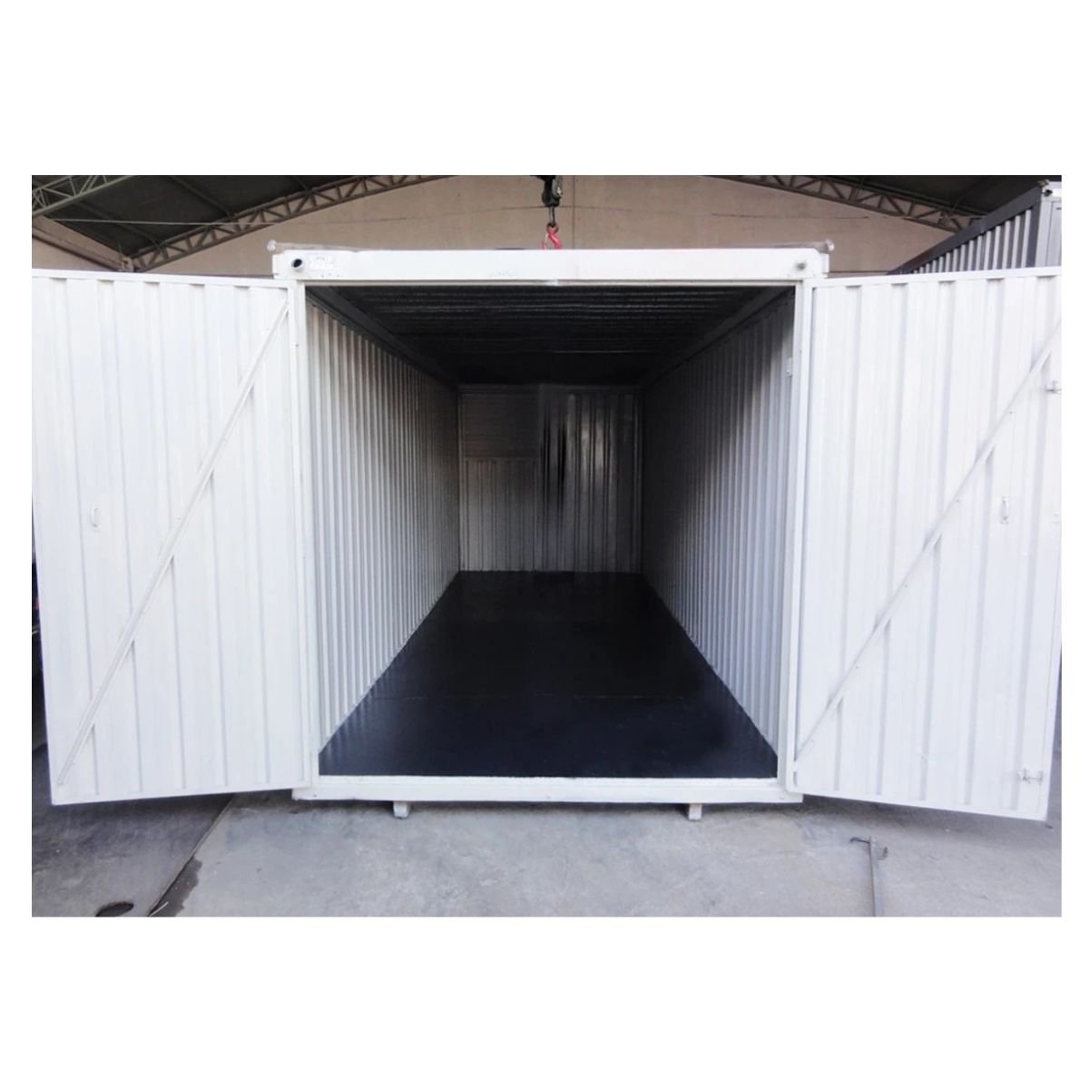 Container habitacional com pintura branca, instalado em canteiro de obras pela Solutio Locação de Equipamentos