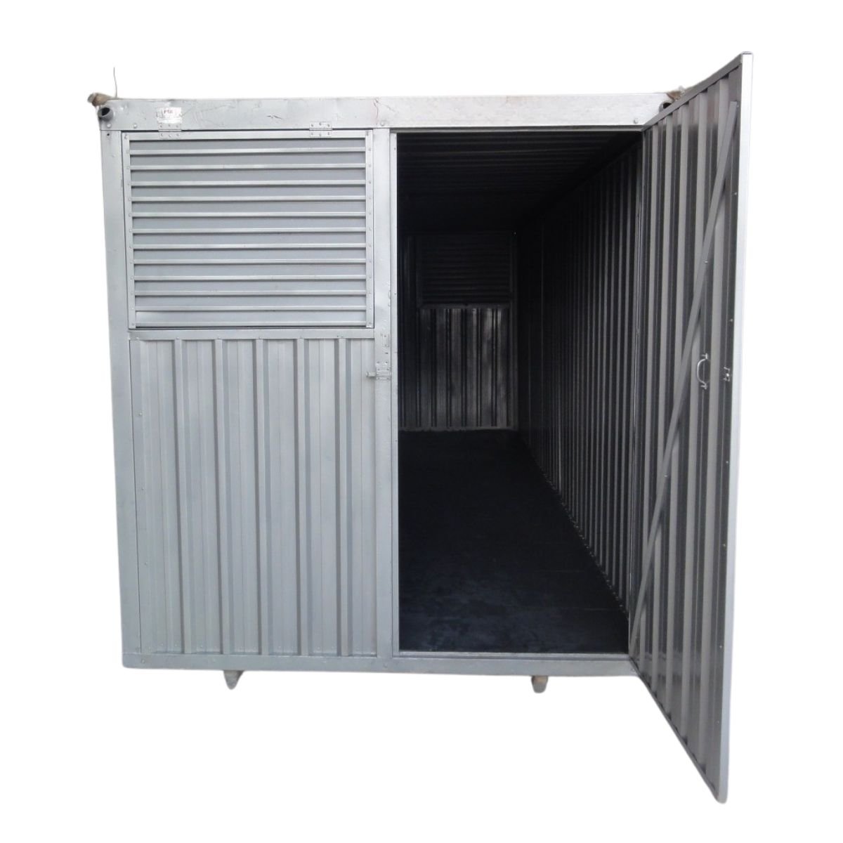 Container habitacional com pintura branca, instalado em canteiro de obras pela Solutio Locação de Equipamentos
