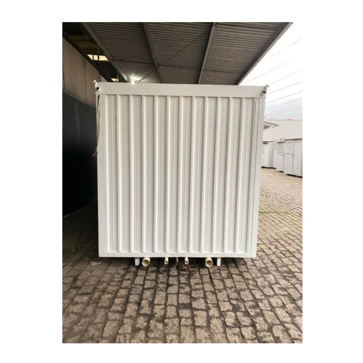 Container habitacional com pintura branca, instalado em canteiro de obras pela Solutio Locação de Equipamentos