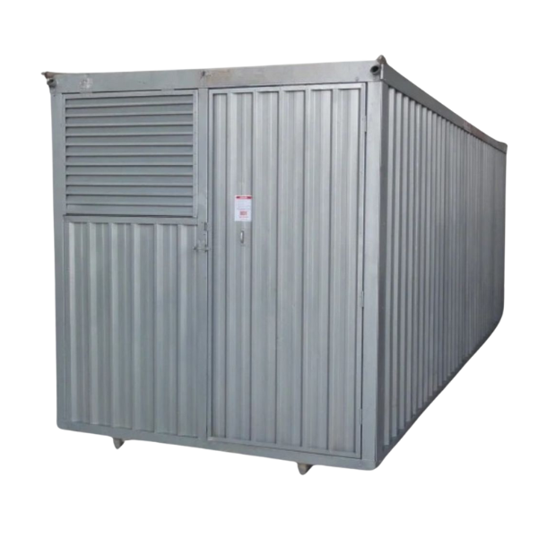 Container habitacional com pintura branca, instalado em canteiro de obras pela Solutio Locação de Equipamentos
